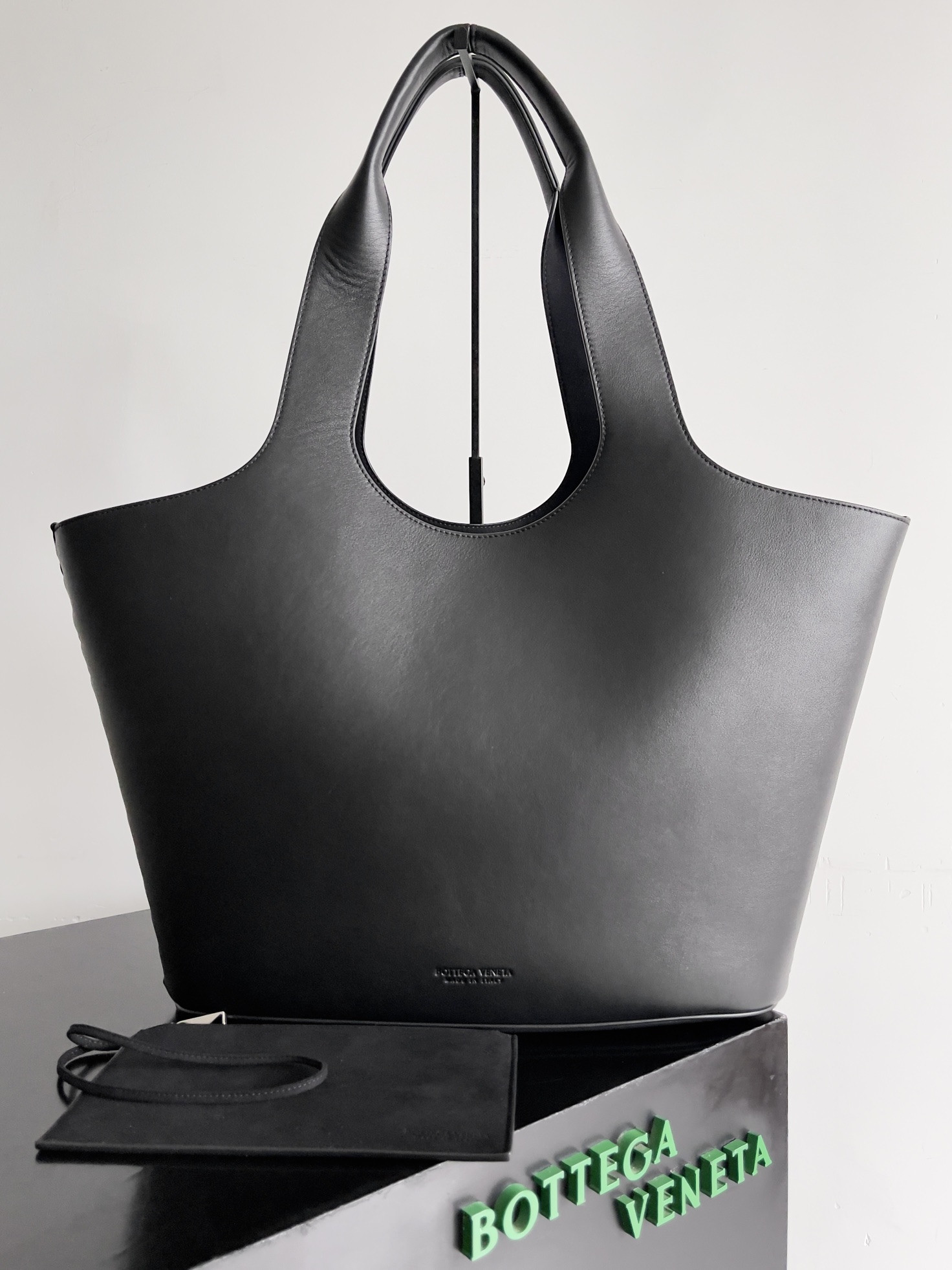 bo*te*ga Ve*ne*ta medium creek tote