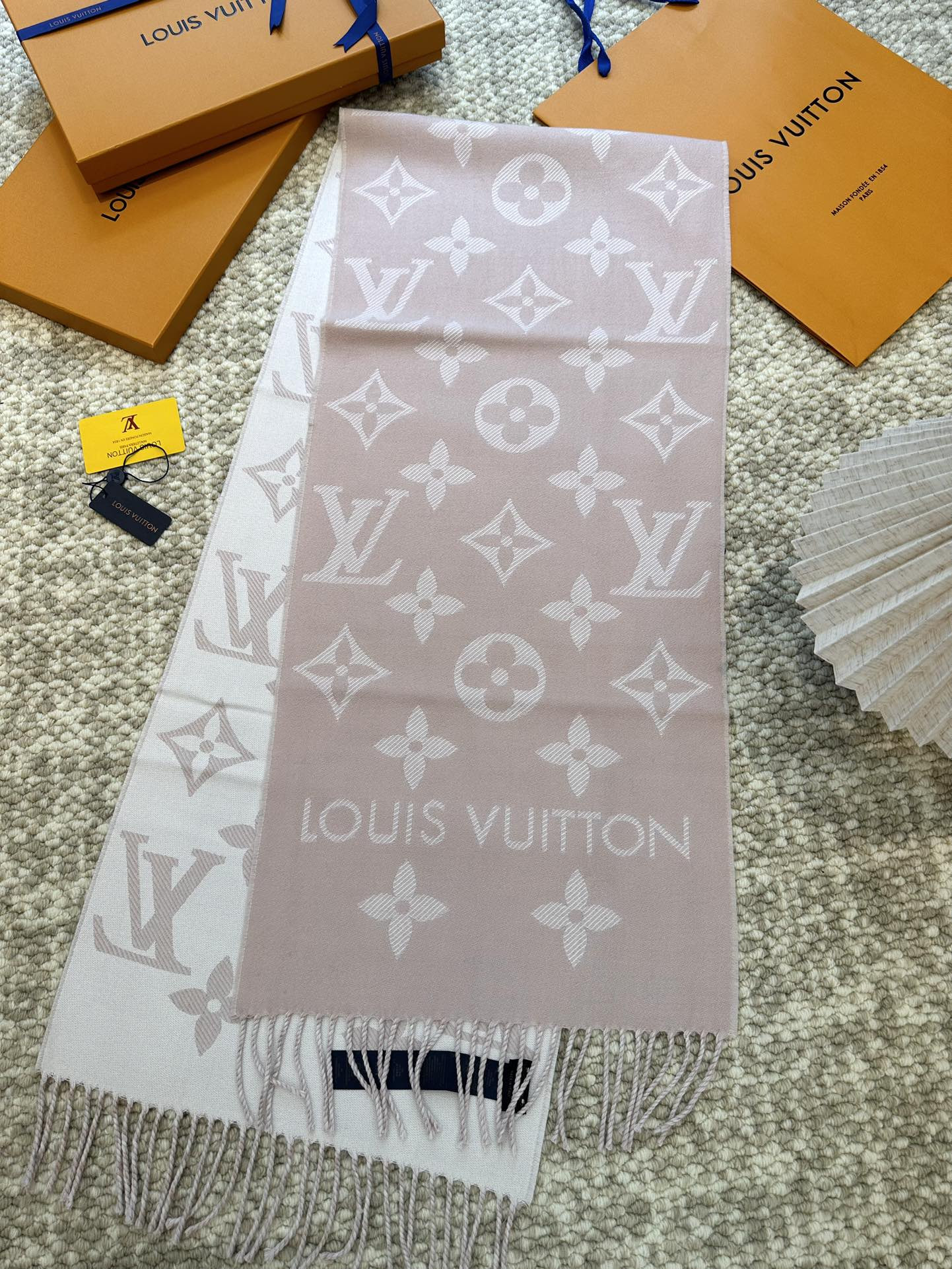 l0*is V*t0n scarf