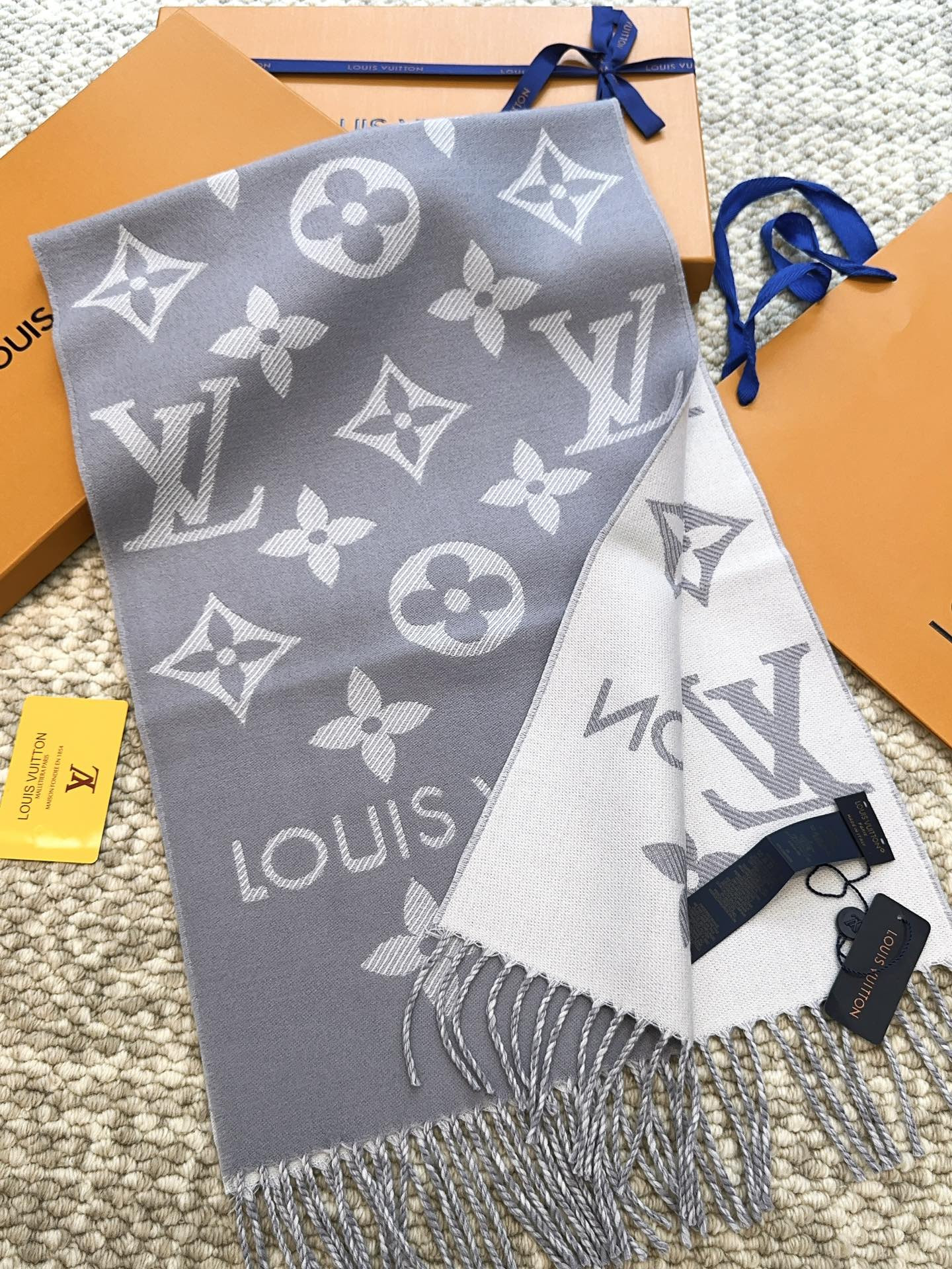 l0*is V*t0n scarf