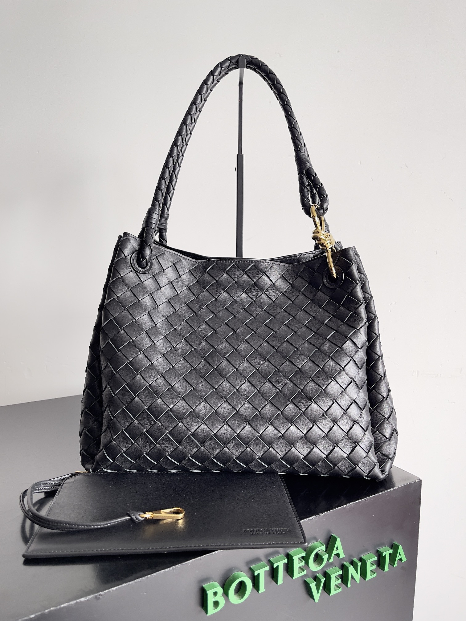 bo*te*ga Ve*ne*ta andiamo parachute large shoulder bag