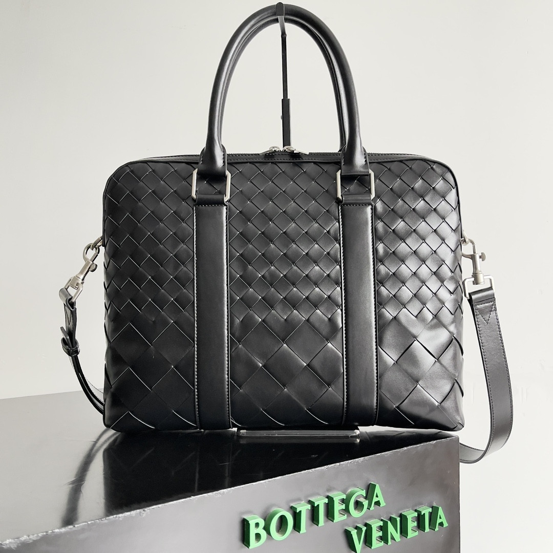 bo*te*ga Ve*ne*ta slim intrecciato briefcase