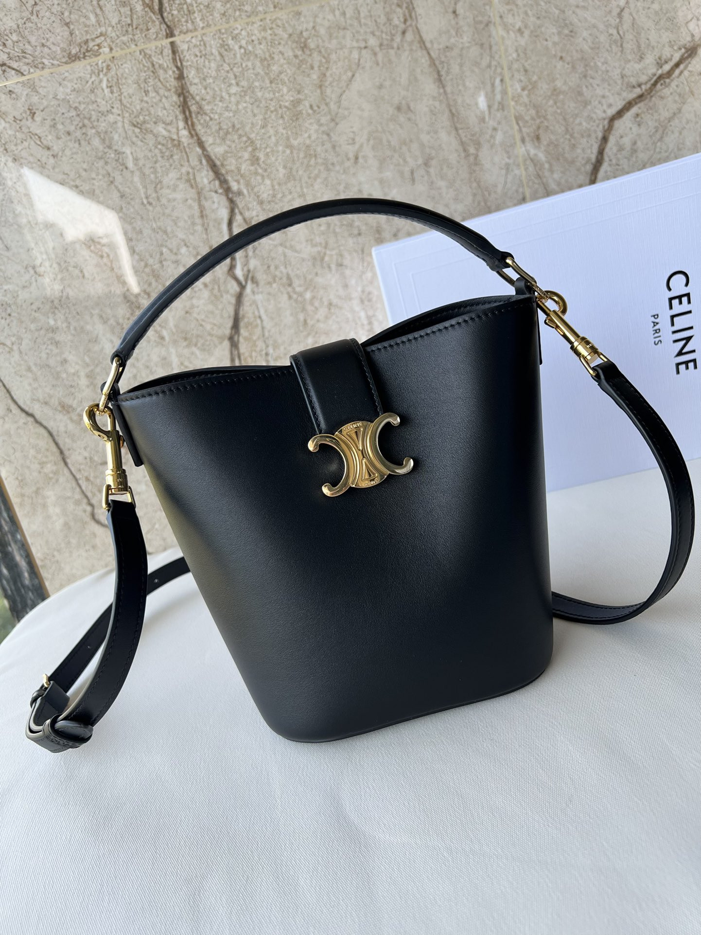 Ce**e small bucket l0*ise in smooth calfskin - 16-19-12cm