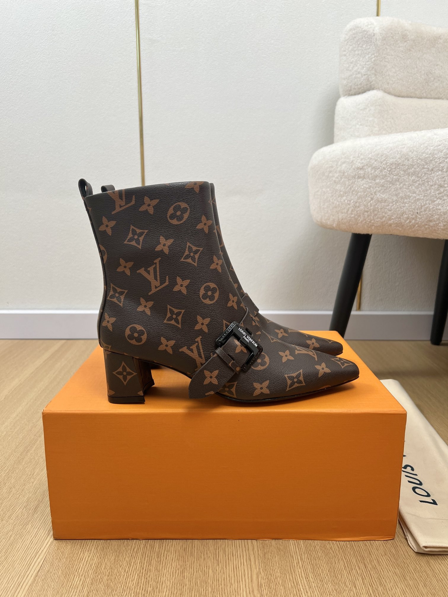 l0*is V*t0n boots